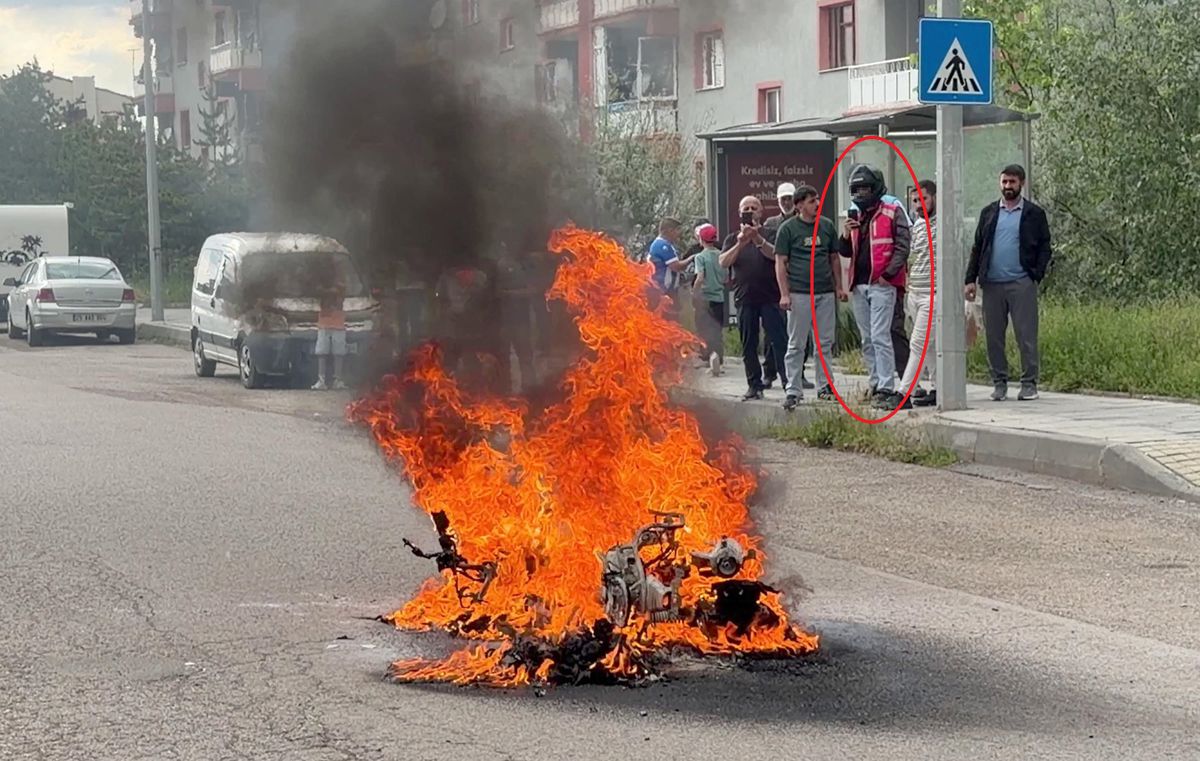 Moto kuryenin motosikleti alev alev yandı