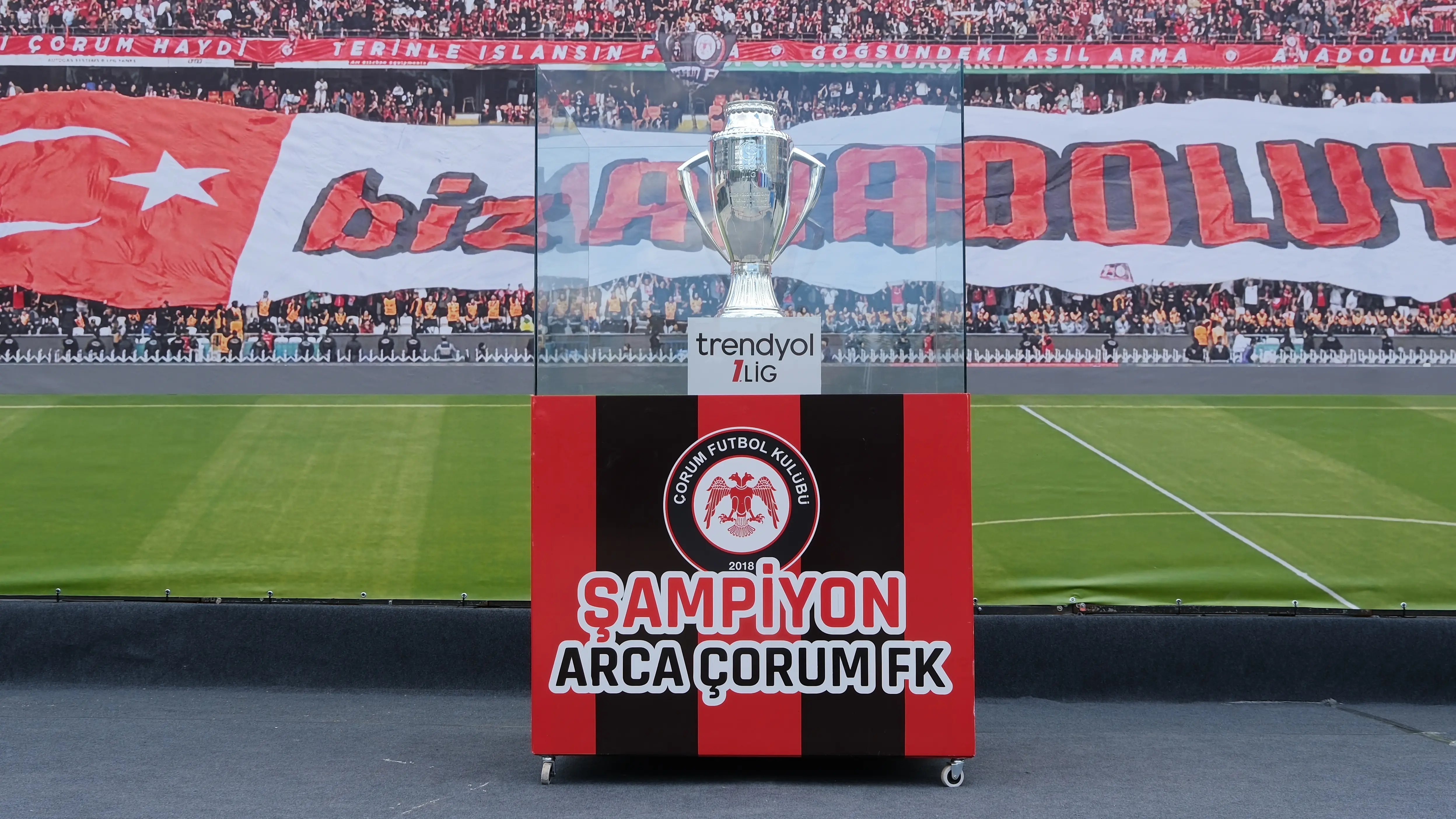 Çorum FK şampiyonluk kupasını sergiliyor
