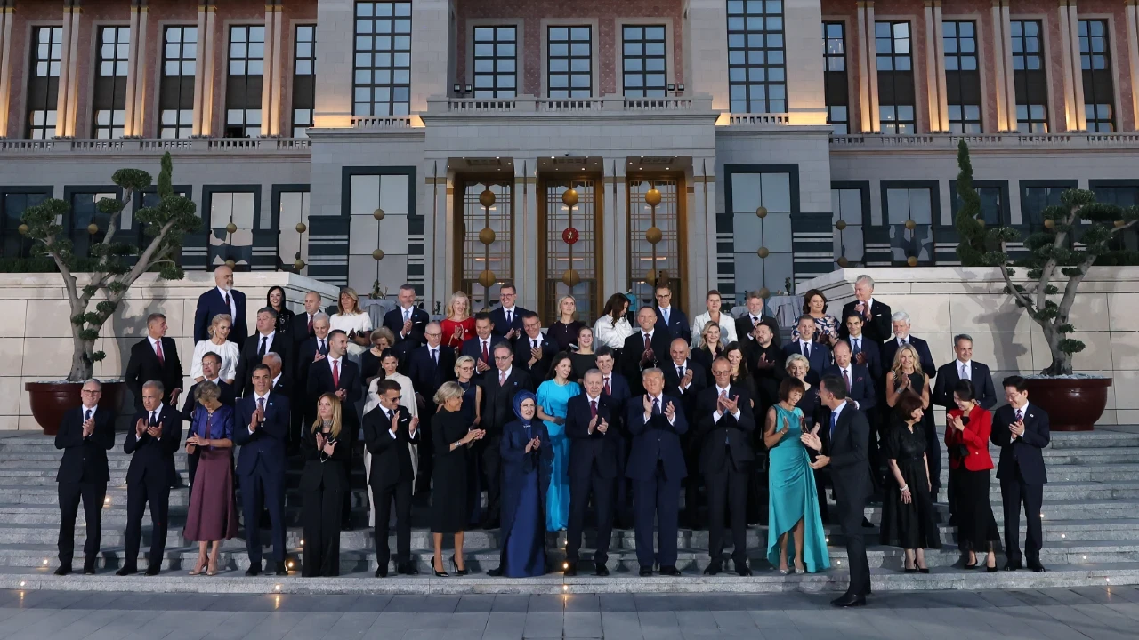 Koltuk krizi Ankara'ya uzandı... Aile fotoğrafında 'köşe kapmaca' oynadılar
