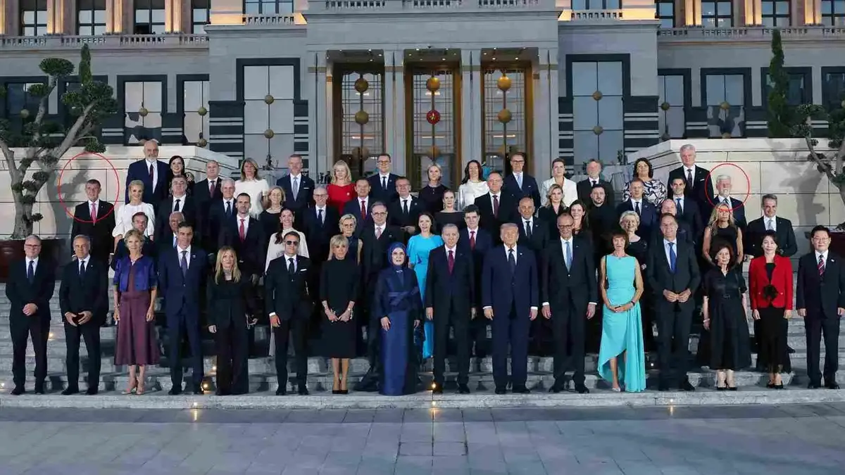 NATO aile fotoğrafında dikkat çeken mesafe: Aynı ülkeden iki lider katıldı, iki ayrı uçta durdular!