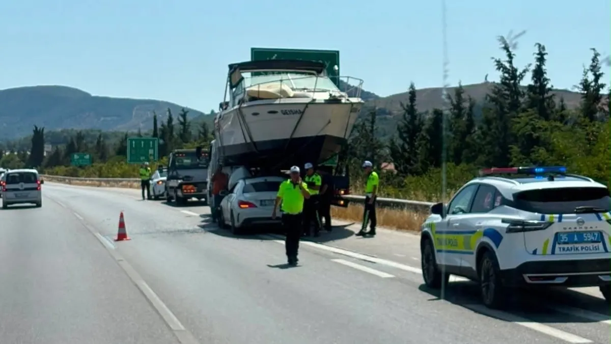 İzmir-Çeşme Otoyolu'nda kaza! Otomobil teknenin altına girdi