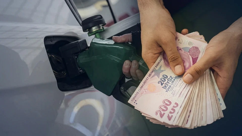 Benzine zam geliyor: Eşel mobil sistemiyle pompaya yansıyacak tutar belli oldu | EKONOMİ HABERLERİ