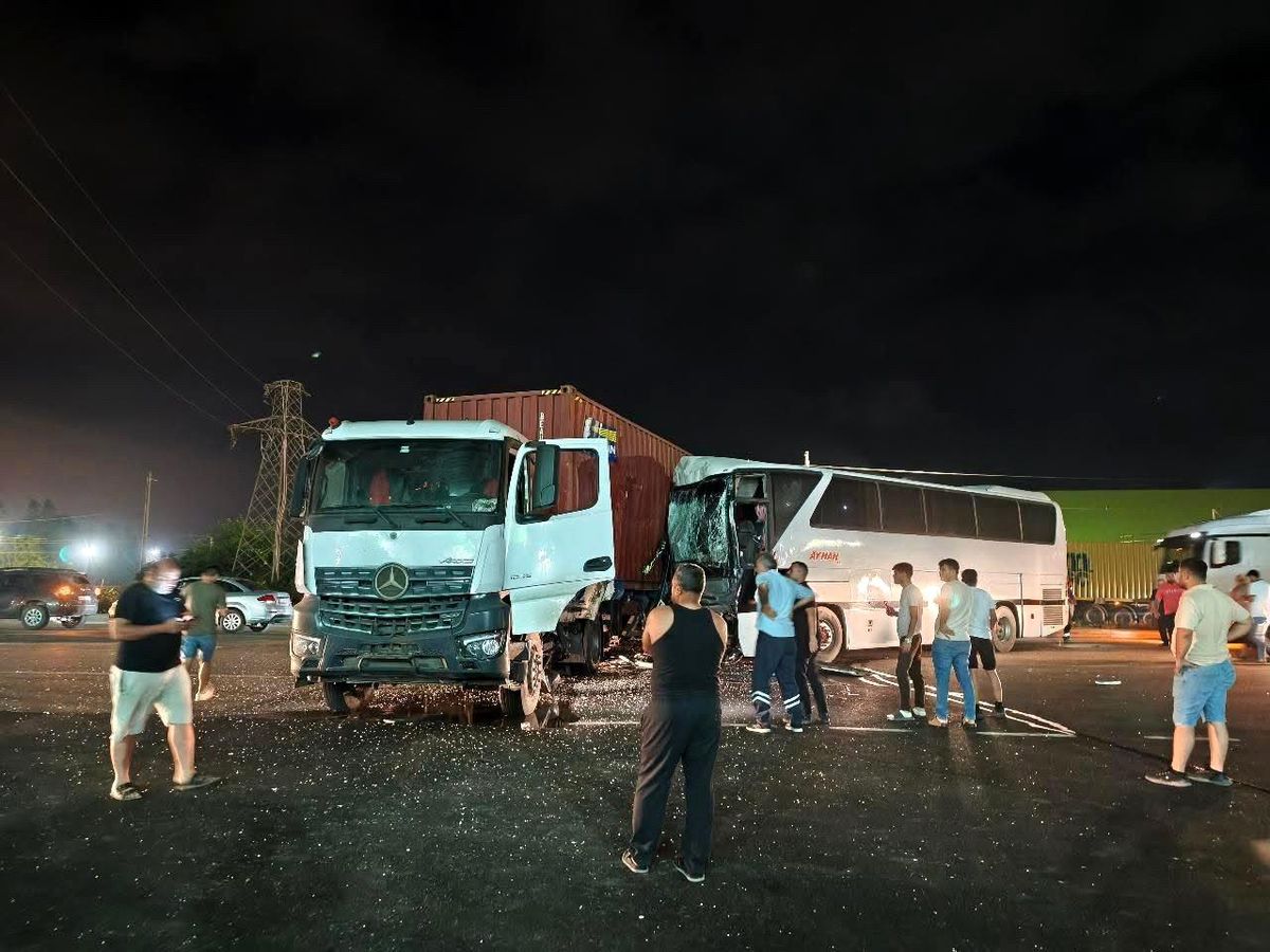 Tır ile işçi servisi çarpıştı: 12 yaralı