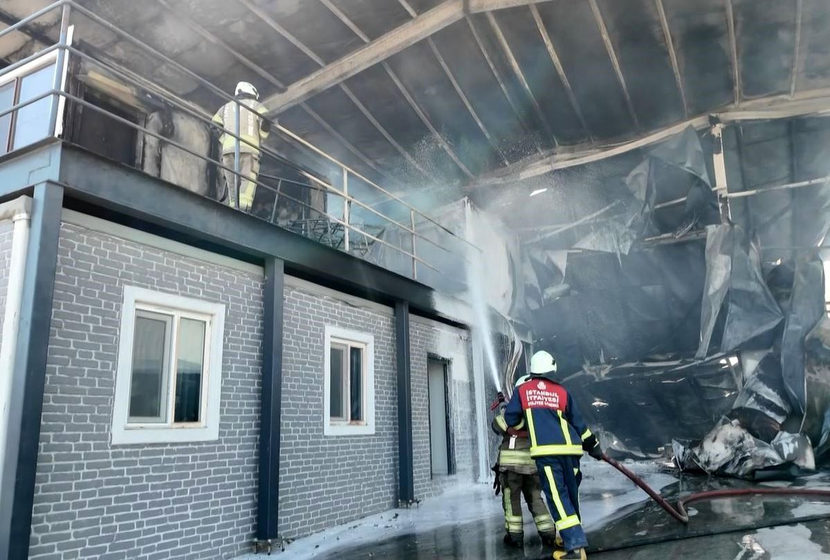 Çatalca'da kimyasal madde dolu iş yerinde yangın: 1 kişi yaralandı