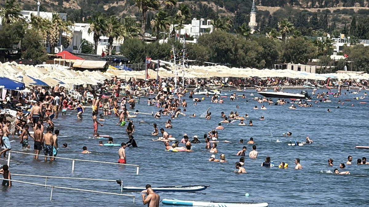 Bodrum'da Turistler Denize Akın Etti