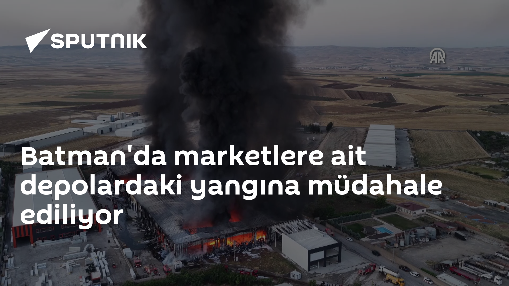 Batman'da marketlere ait depolardaki yangına müdahale ediliyor
