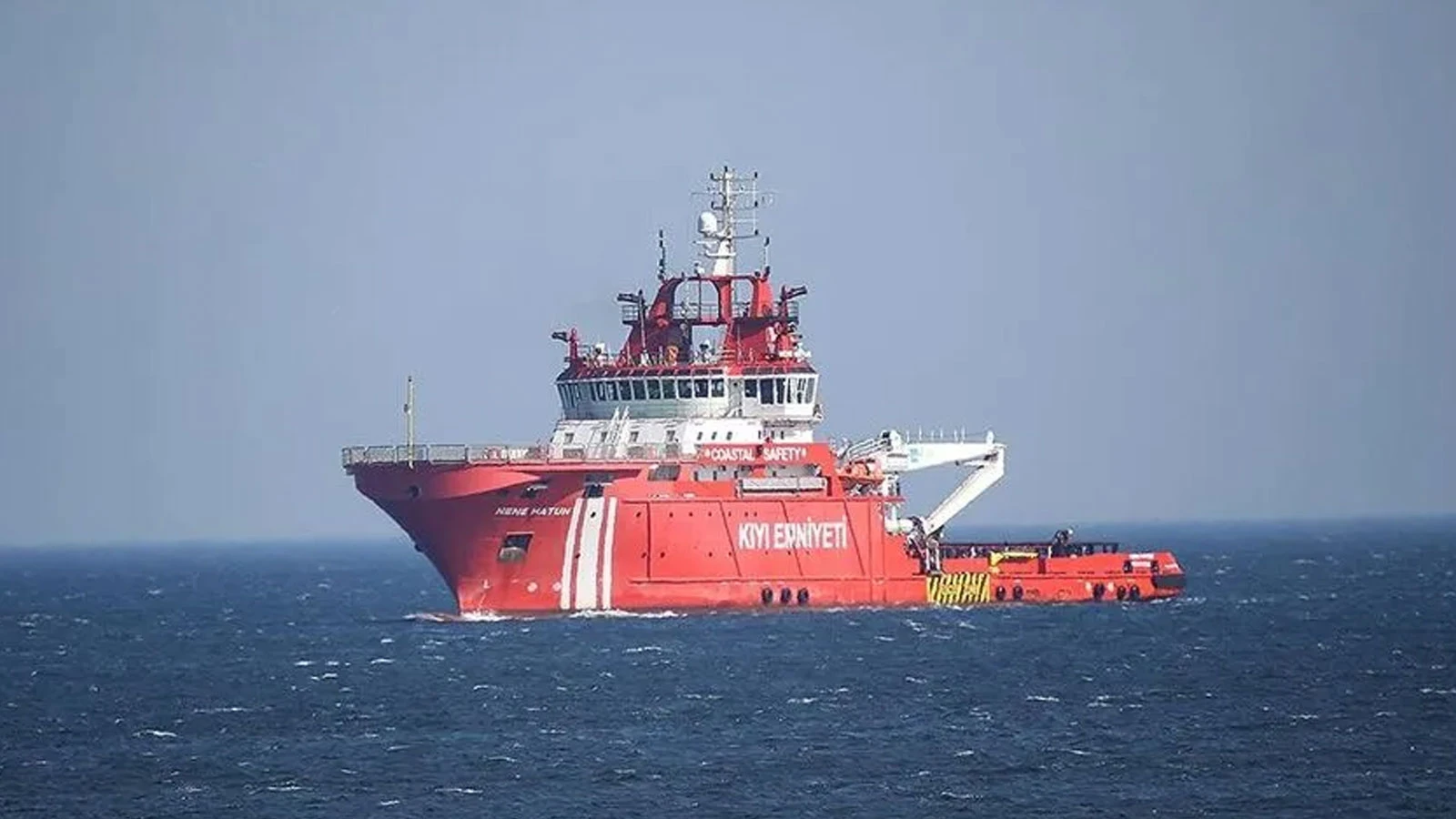 Zeytinburnu açıklarında makine arızası nedeniyle sürüklenen tekne kurtarıldı