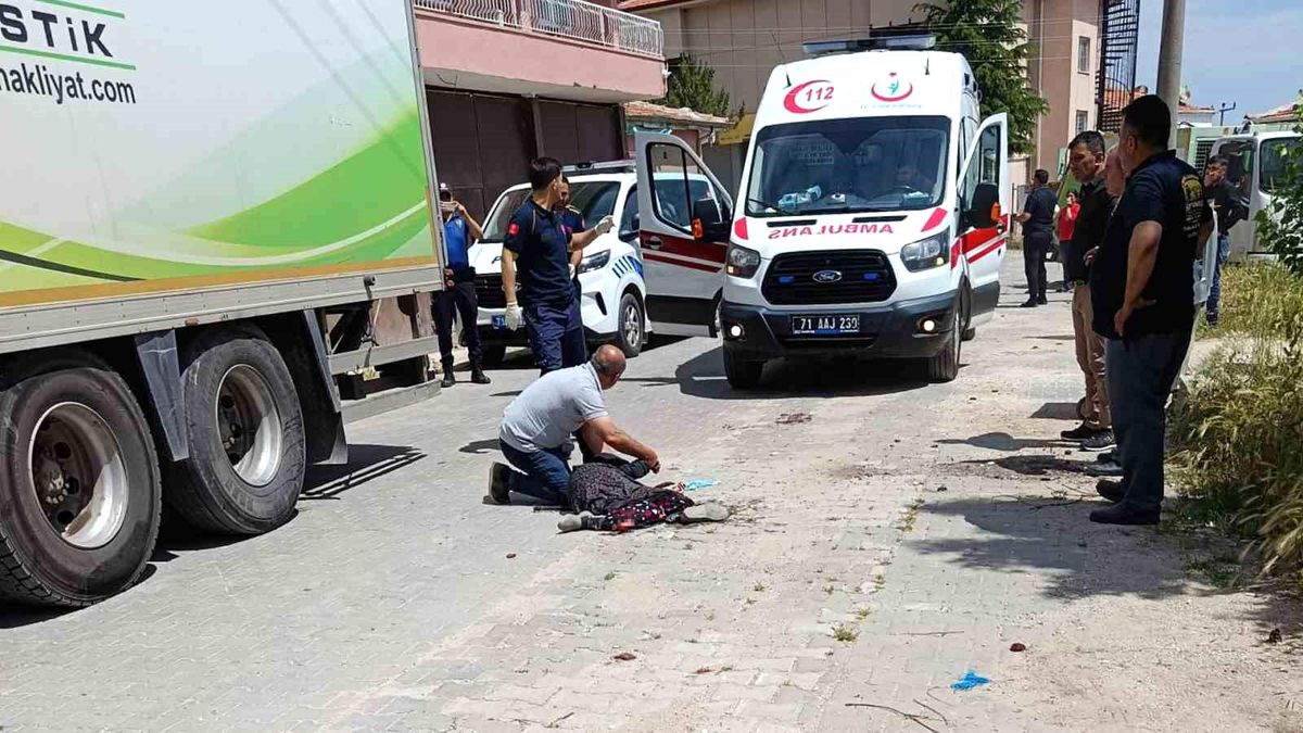 Kamyonun çarptığı yaşlı kadın ağır yaralandı