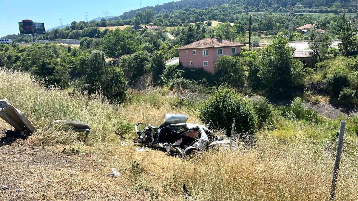TEM Otoyolu'nda otomobil şarampole devrildi: 1 ölü, 3 yaralı