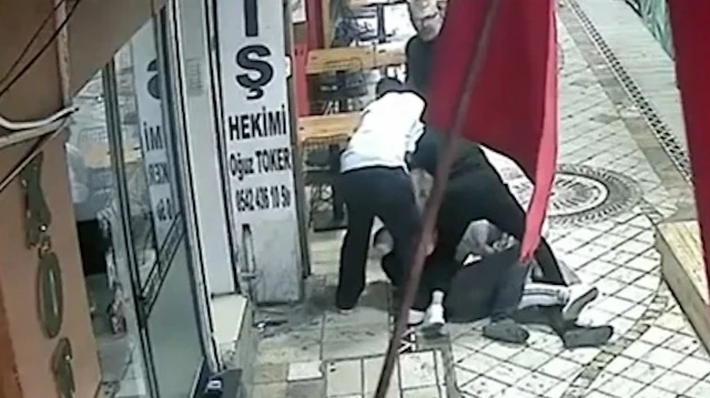 Yoldan geçen mühendisin önünü kesip dövdüler
