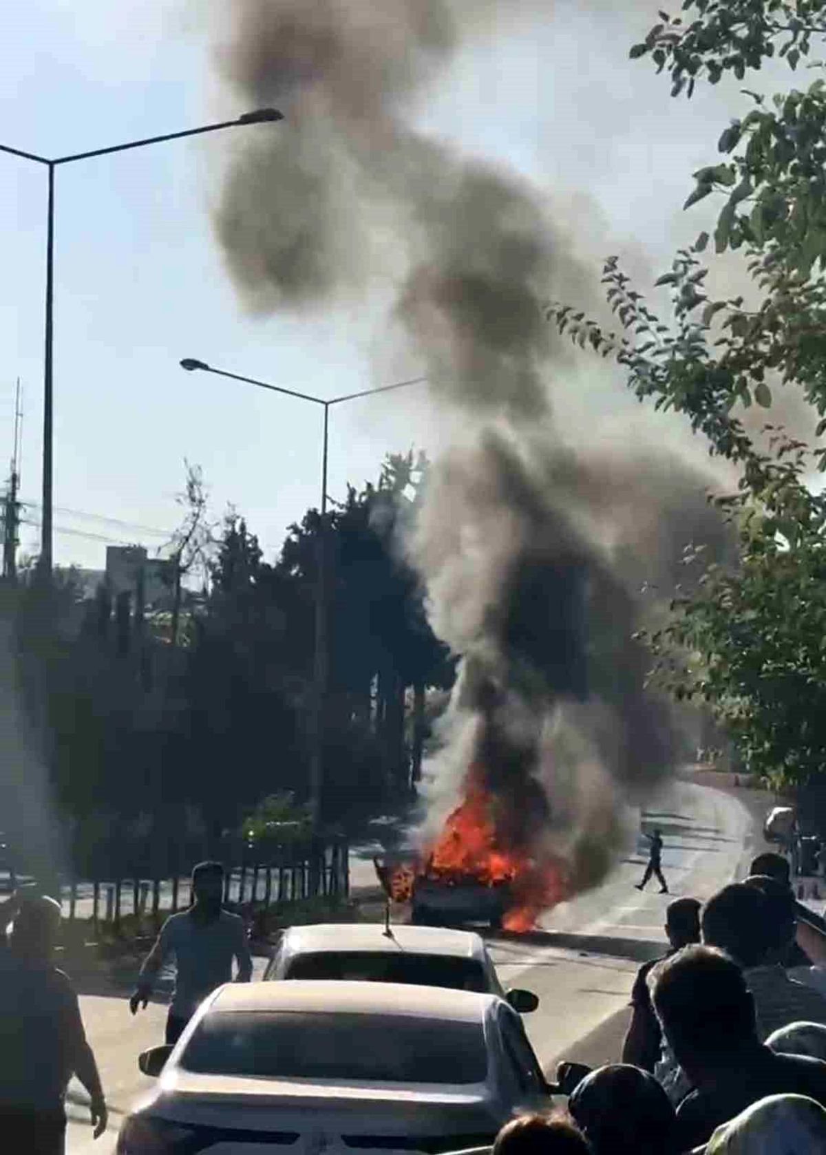 Seyir halindeki otomobil alev alev yandı
