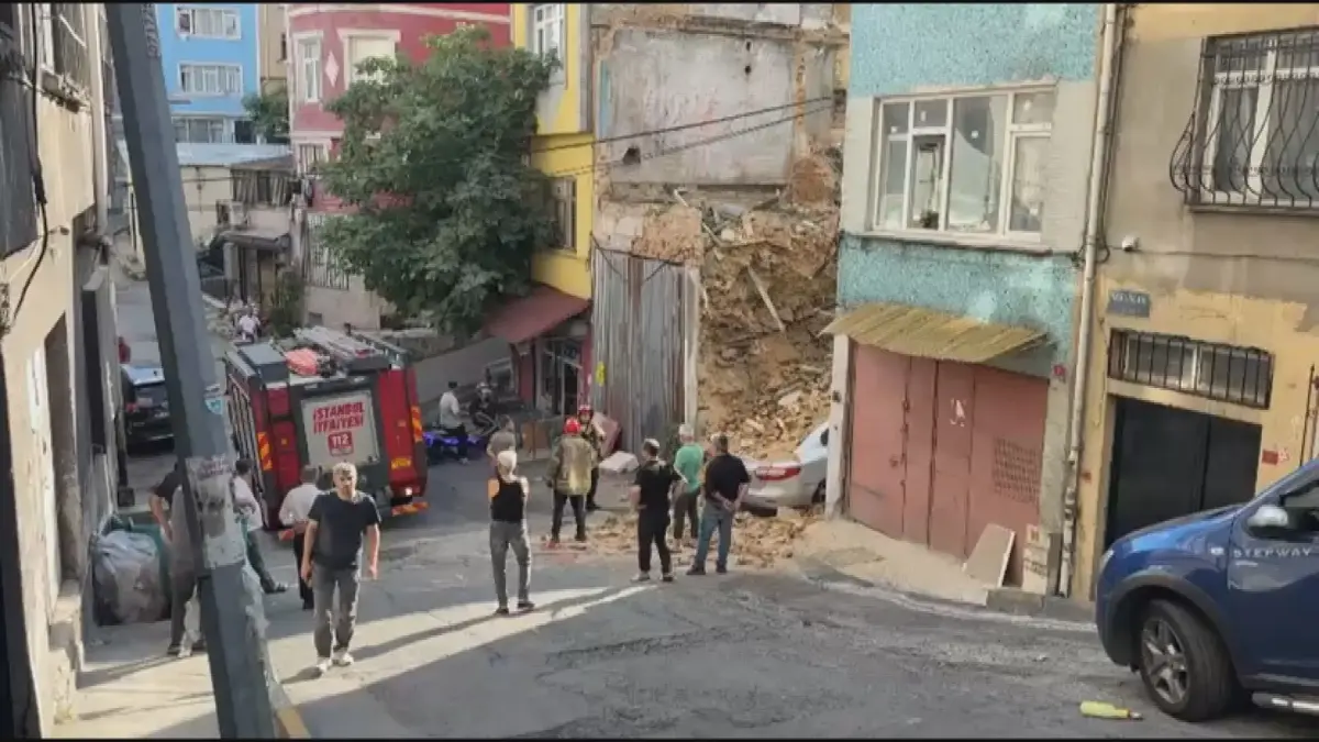 Beyoğlu'nda 2 katlı metruk bina çöktü
