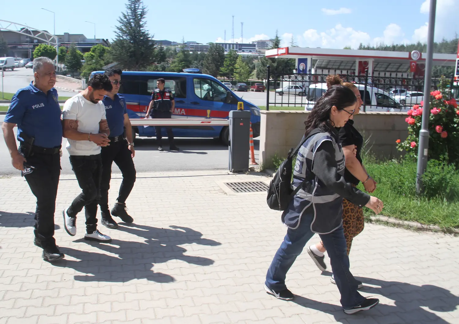 Sahte altın çetesine baskın: Adliyeye sevk edildiler