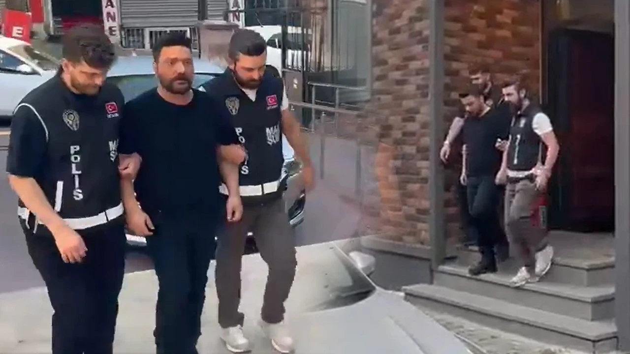 Hesabına yurtdışından yüklü döviz gelmiş! Oğuzhan Uğur'u polis böyle götürdü