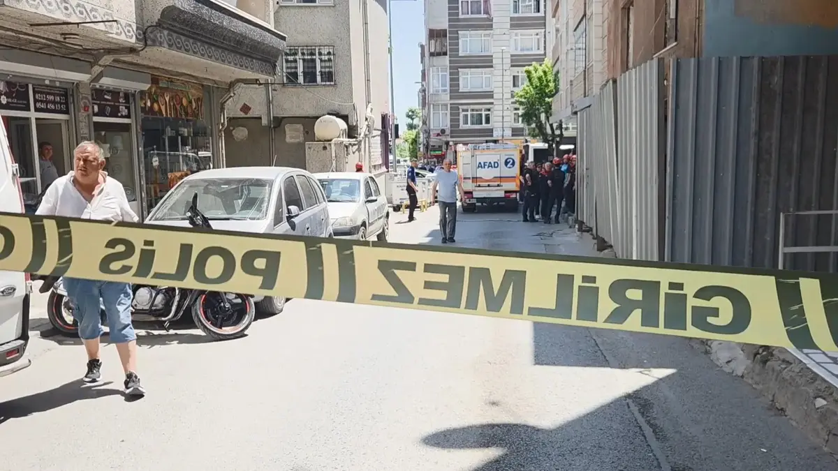 Bina yıkımında panik: Aniden çöktü