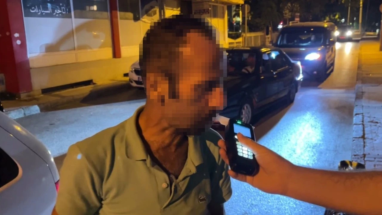 Alkollü bisikletli polislerin yanına gidip kameraya şarkı söyledi