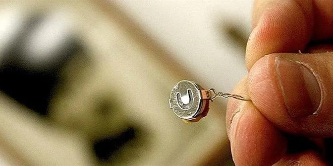 Eşinin aracına 'dinleme cihazı' koydu, hem tazminattan hem nafakadan oldu