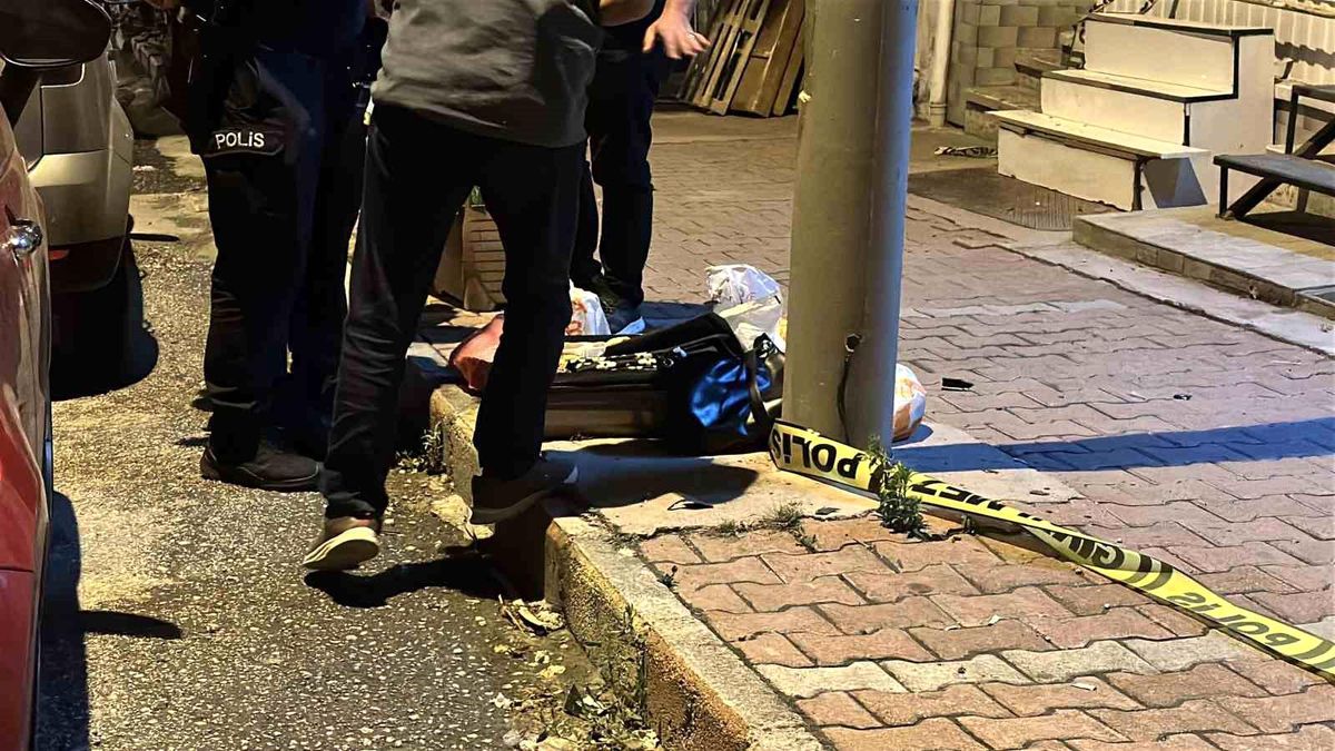 Burdur'da fünyeyle patlatılan valizden eşyalar çıktı