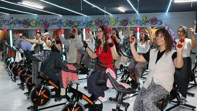 Şalvarlarla pedal çevirip, yöresel müzikler eşliğinde kilo veriyorlar