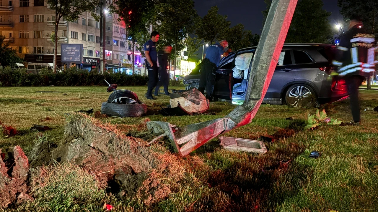 Virajı alamayan SUV aydınlatma direğini yerinden söktü: 1 yaralı