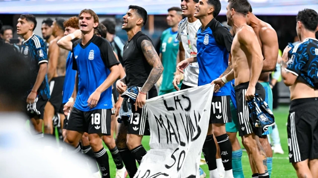 Dünya Kupası'ndaki pankart İngiltere'de kriz çıkarttı! Premier Lig'den atılacaklar