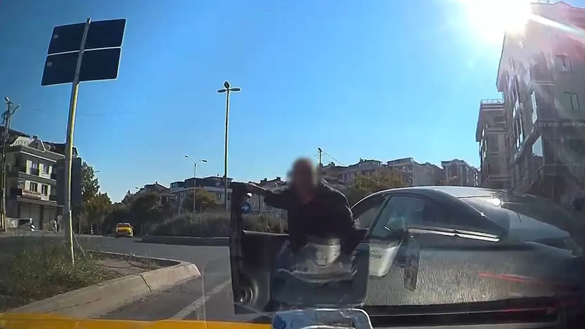 Taksinin önünü kesen magandaya tokat! 182 bin lira ceza kesildi, aracı bağlandı