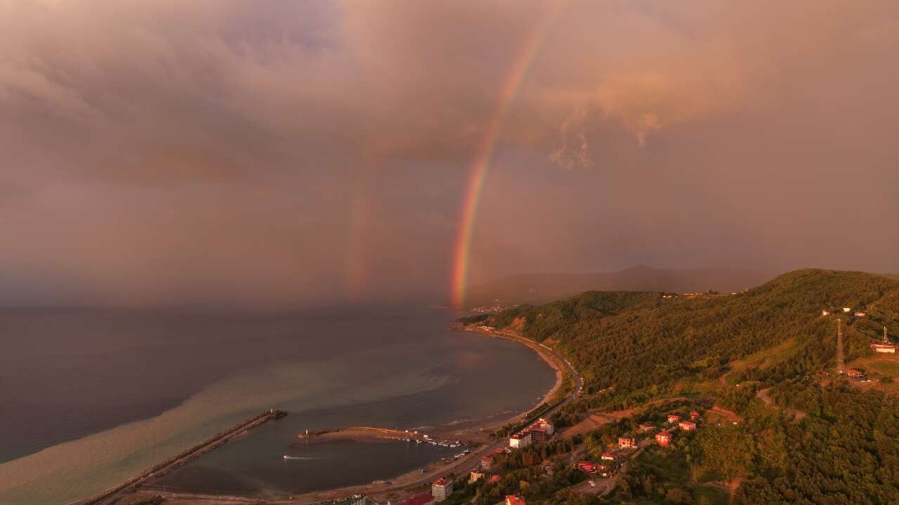Sağanağın ardından Sinop'ta gökyüzünü çift gökkuşağı süsledi