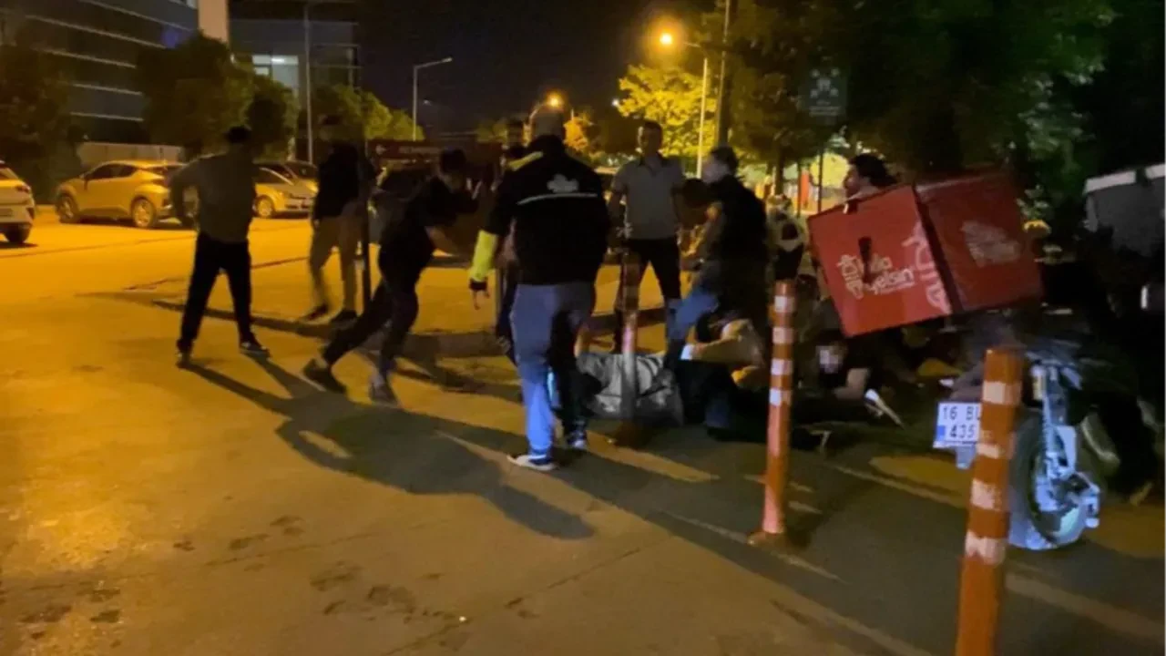 Motokuryeler ile esnaf birbirine girdi! Sokağın ringe döndüğü anlar kamerada
