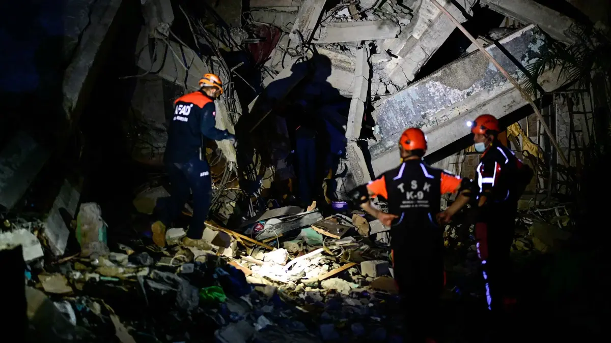 Türk kurtarma ekipleri Venezuela’da: 14 katlı binanın enkazında yaşam arayışı