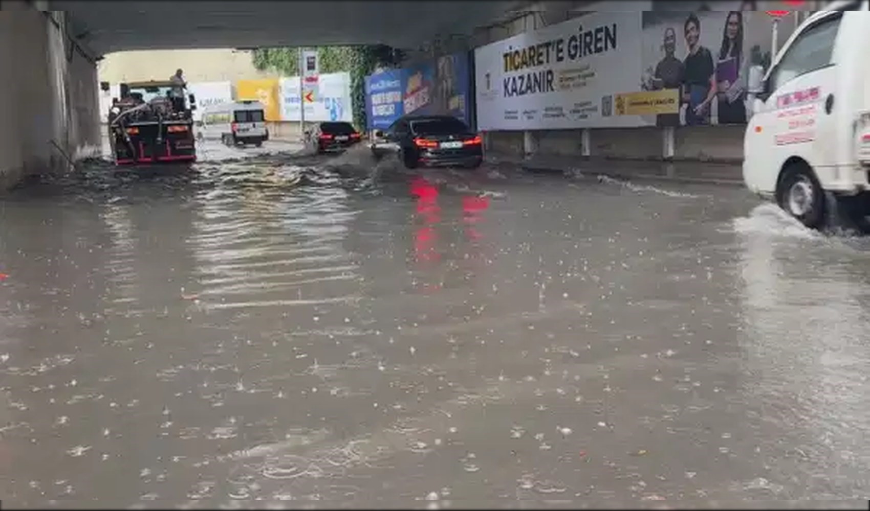Yoğun yağış İstanbul'da hayatı felç etti