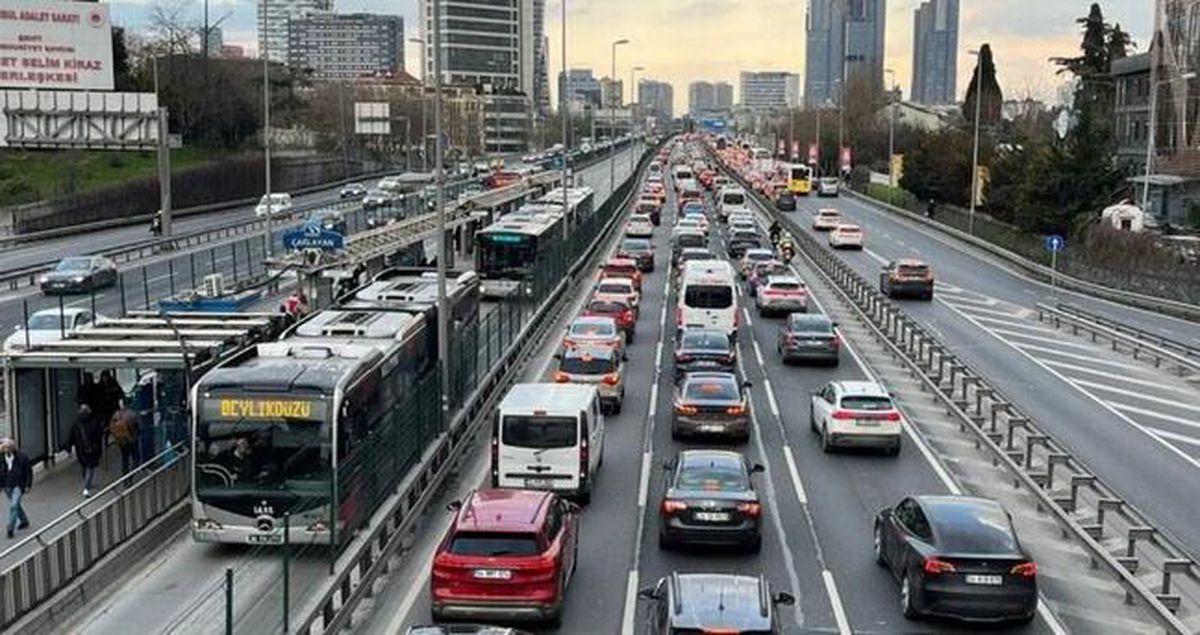İstanbul'da trafik var mı? SON DAKİKA! 28 Temmuz Salı hangi ilçelerde trafik var, hangi yollar kapalı?