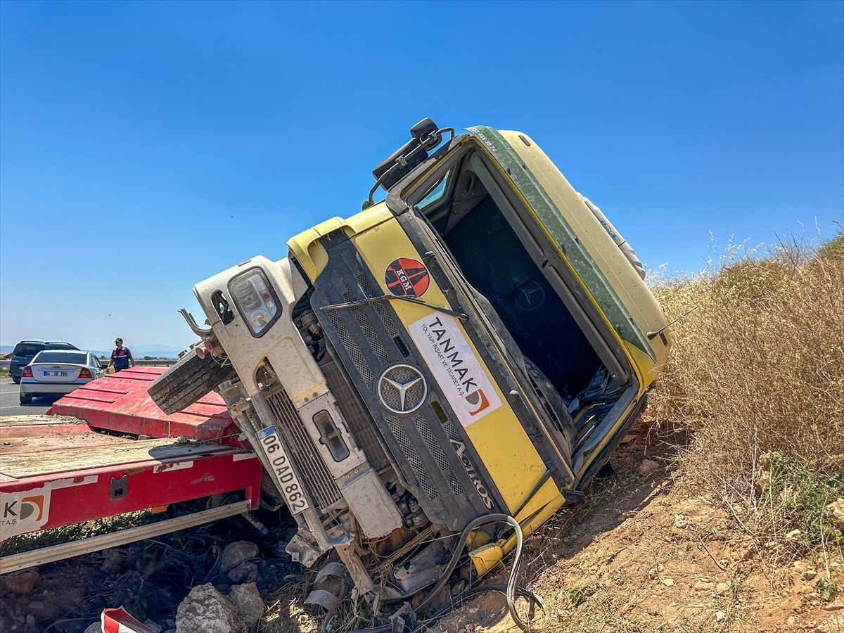 Uşak'ta tırın şarampole devrilmesi sonucu 3 kişi yaralandı
