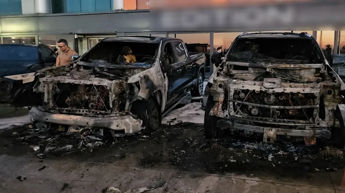 Polis kamera kayıtlarını topladı! Milyonlarca liralık otomobiller kül oldu