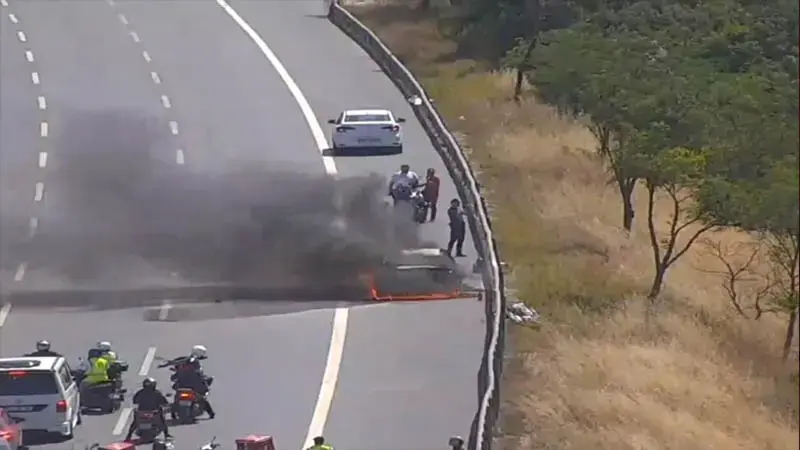 Küçükçekmece TEM Otoyolu'nda otomobil alev alev yandı; yol trafiğe kapatıldı