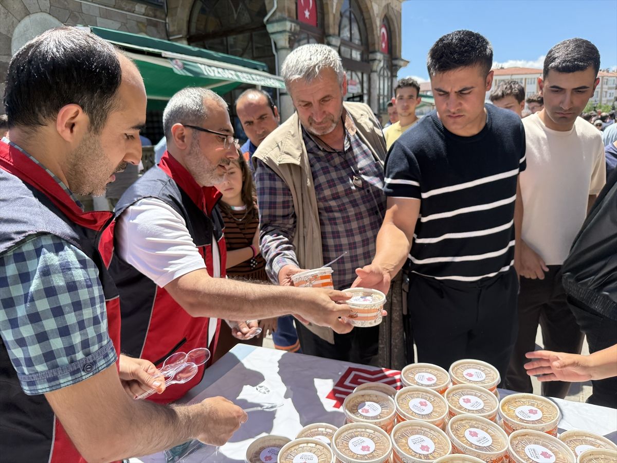 Yozgat'ta vatandaşlara aşure ikram edildi
