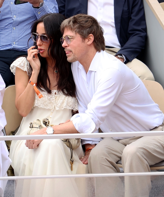 Brad Pitt ve kız arkadaşı Ines de Ramon'un romantik anları