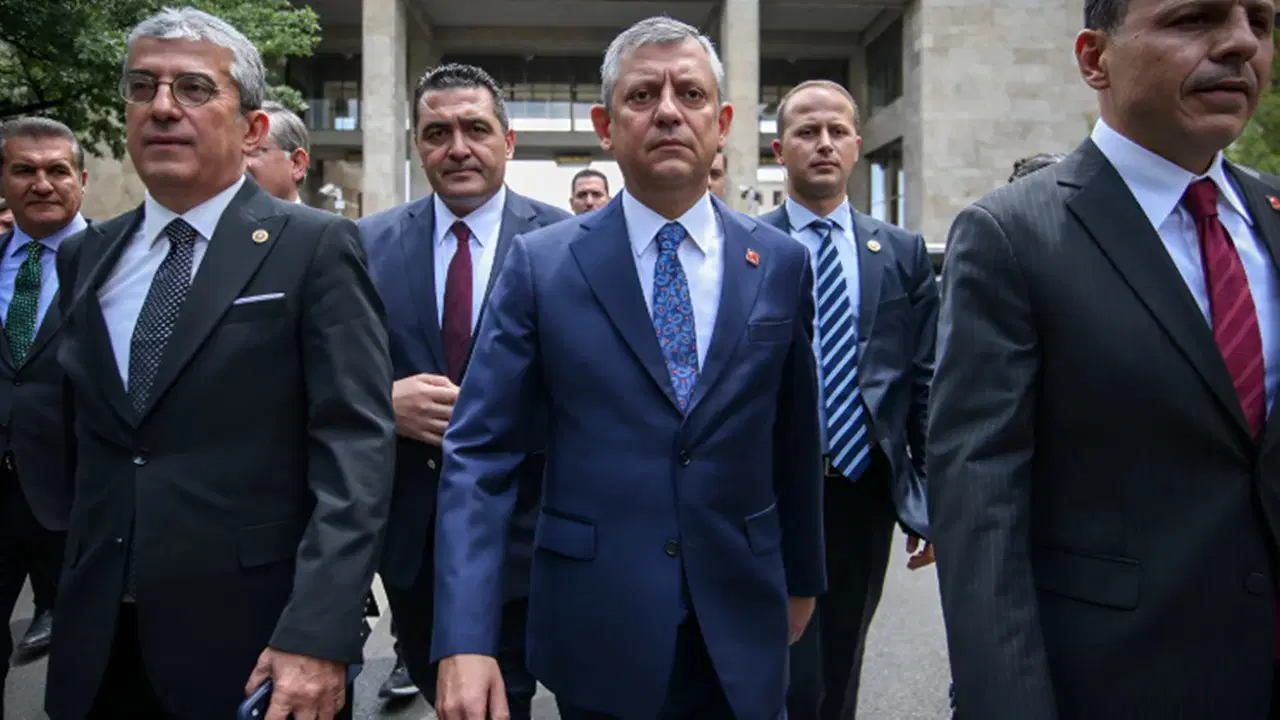 'Yürüyüş Partisi' iddiası: Özel, Kılıçdaroğlu'na 'ya tarih ver ya yolumuza yürüyelim' diyecek