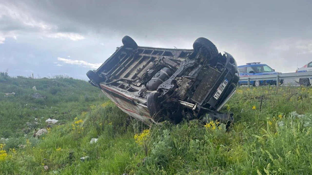 Kars’ta ticari araç şarampole devrildi: 1 yaralı