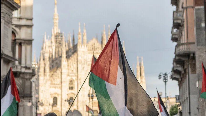 Milano'da bir kişi, Filistin bayrağı renklerindeki paraşütüyle Duomo Katedrali'nden atlayış yaptı