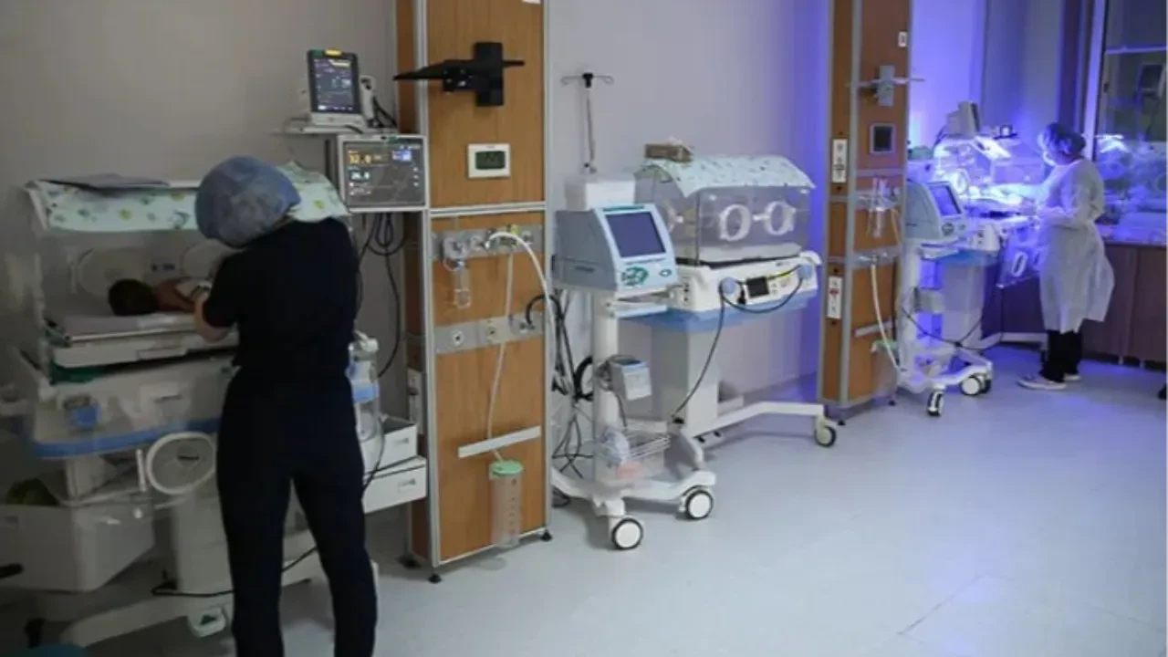 Anneler uyurken hemşire kılığında sızdı, yenidoğan bebeği servisten çıkardı!