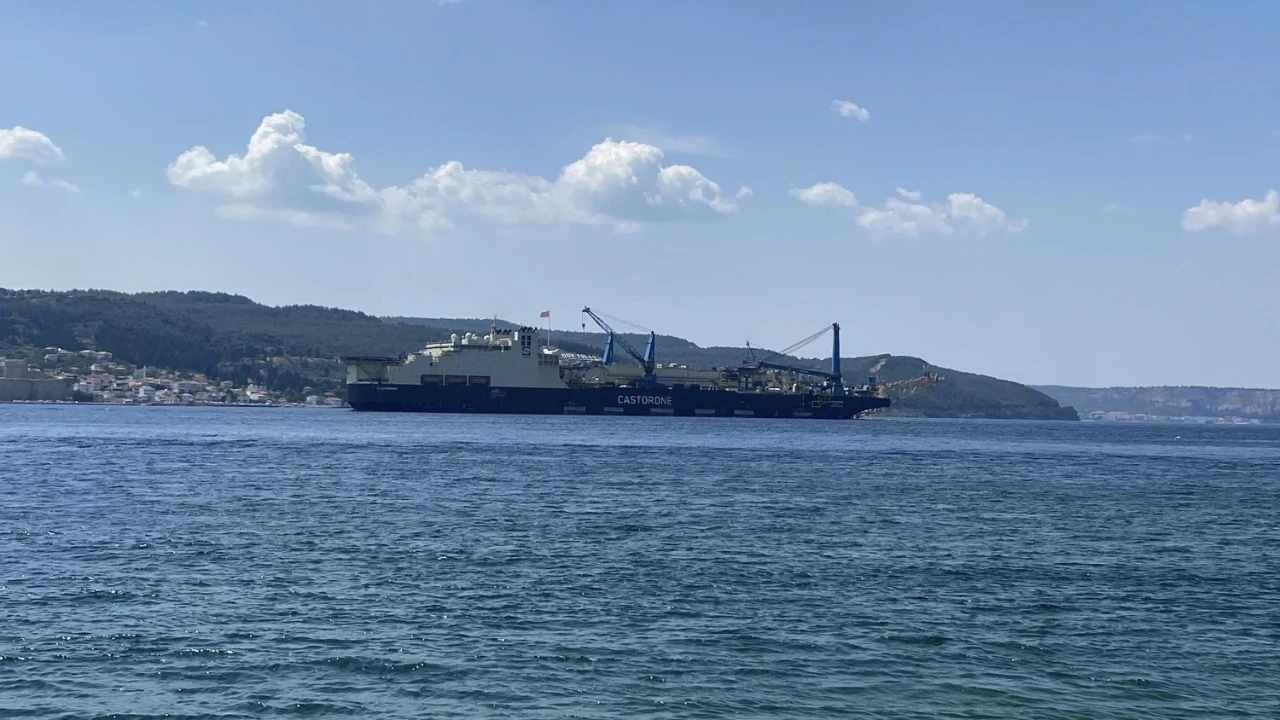 325 metrelik boru döşeme gemisi Çanakkale Boğazı'ndan geçti