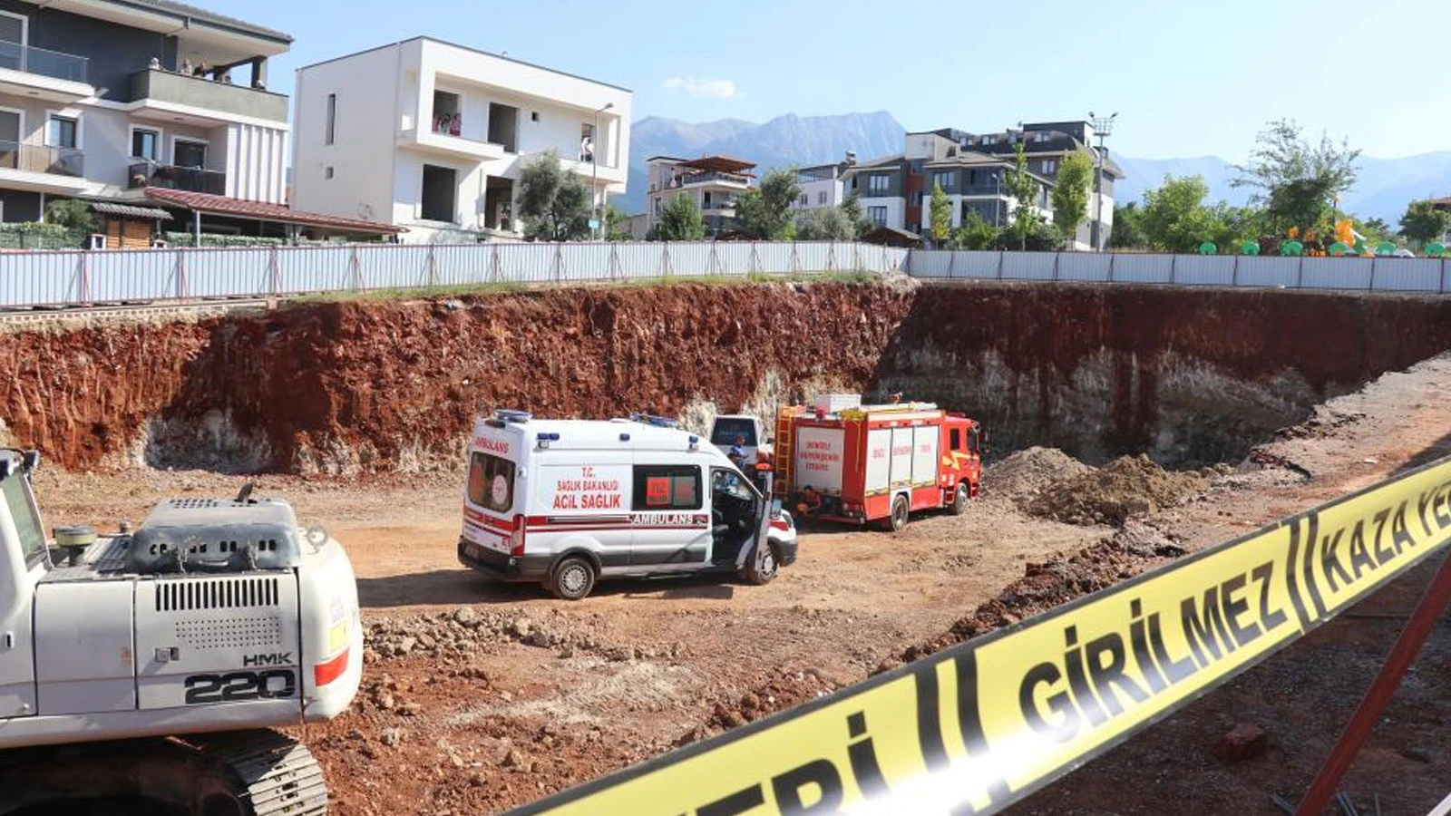 İnşaat kazısında göçük altında kalan kepçe operatörü hayatını kaybetti