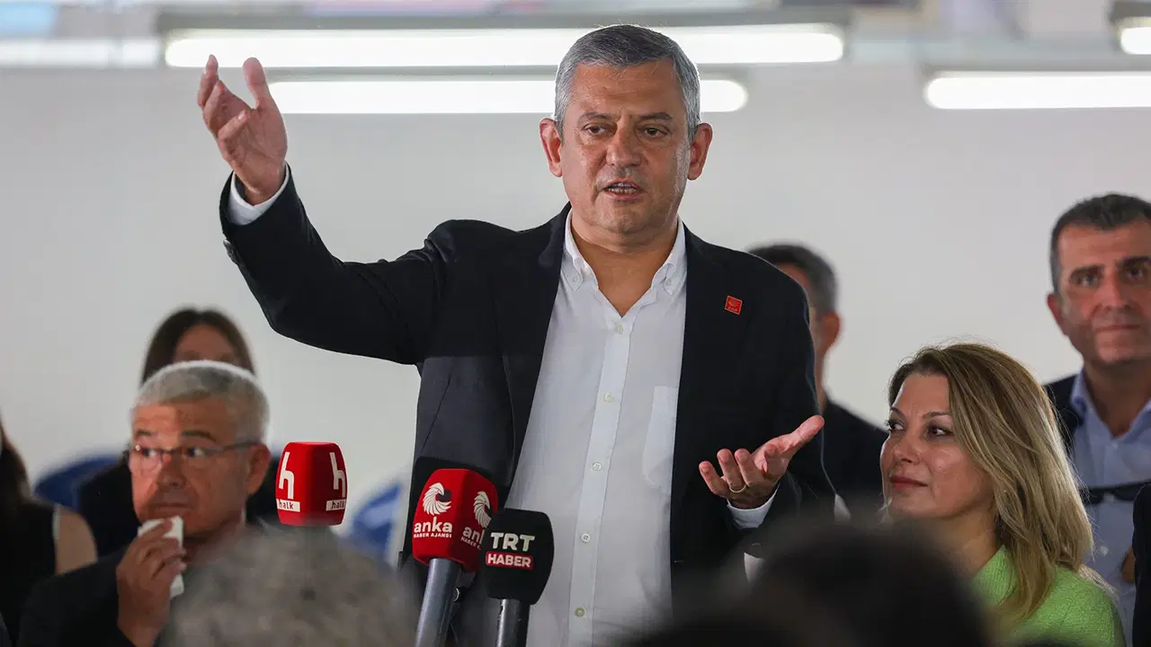 Özgür Özel Denizli'de işçilerle bir araya geldi: 'Sizin havlunun kısa kenarını dikmek yerine, cep telefonlarının çiplerini yerleştirmeniz lazım'