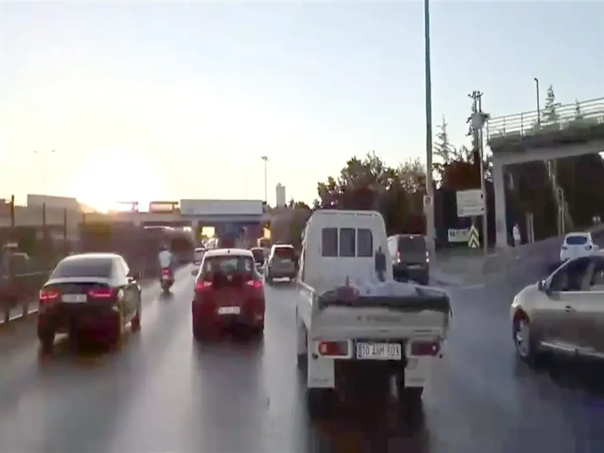 Avcılar'da iki kamyonetten makas yarışı: 277 bin 622 lira ceza yediler