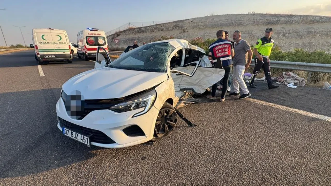 Şanlıurfa'da geziye çıkanların otomobiline ticari araç çarptı: 2 ölü, 8 yaralı