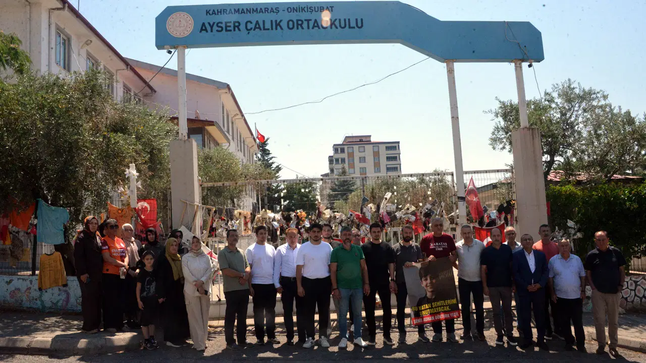 Kahramanmaraş'taki saldırıda hayatını kaybedenlerin aileleri, okul önünde bir araya geldi