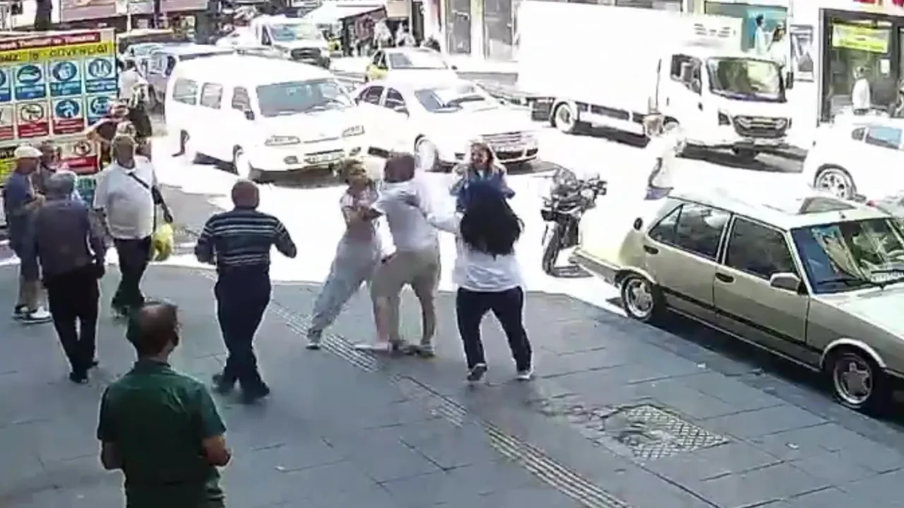 Kaza sonrası kadın sürücüyü darp etti, kalabalık sıkıştırınca markete sığındı