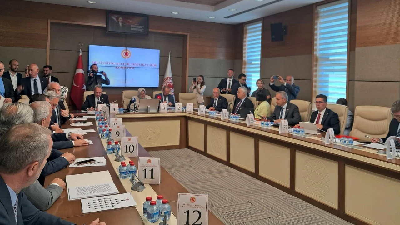 TBMM Milli Eğitim Komisyonu'nda 'içtüzük' ve 'istifa' tartışması