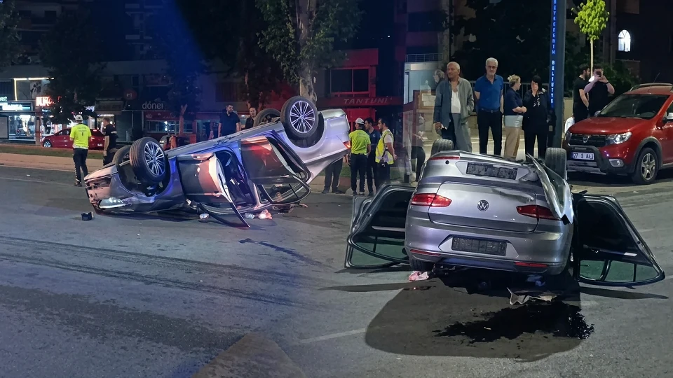Kahramanmaraş Onikişubat'ta trafik kazası: Yarış yapan iki araç çarpıştı, yaralılar var | YEREL HABERLER