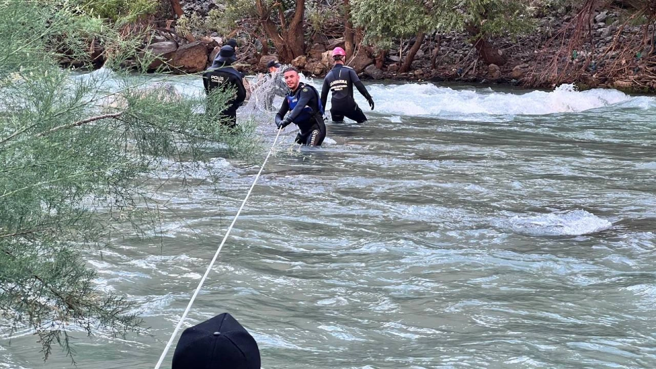 Çayda kaybolan genci bulmak için dev kayalar kırıldı: Sınır ötesi arama yapıldı
